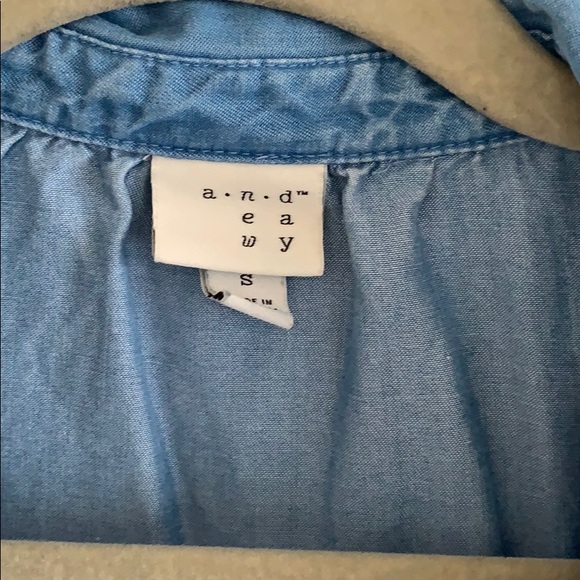 Chambray top 🌸 50% OFF BUNDLES - Picture 2 of 2